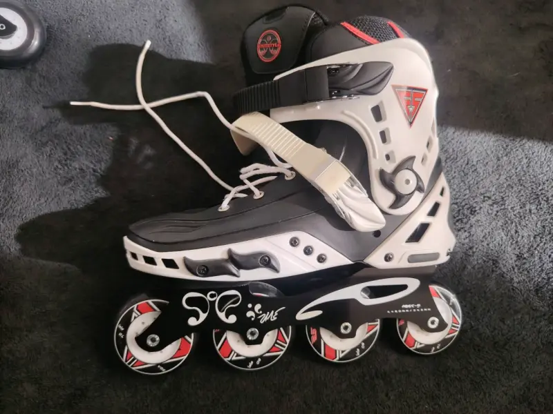 Patines en línea FS blancos y negros con casco - 1