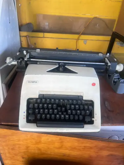 Máquina de Escribir Olympia SG-3 - miniatura 1