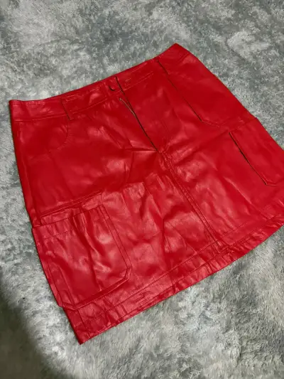 Falda roja de ecocuero con bolsillos - miniatura 1