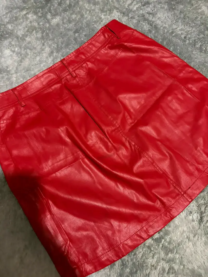 Falda roja de ecocuero con bolsillos - 2