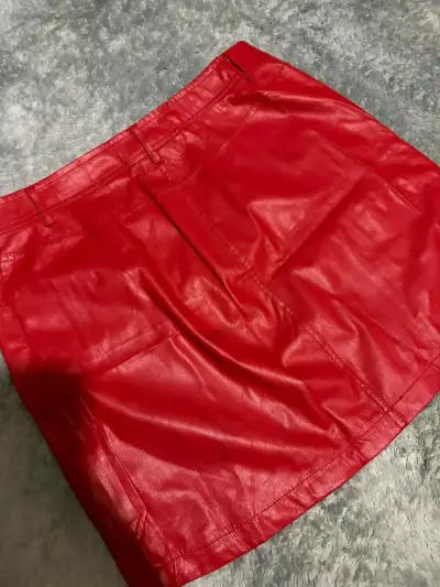 Falda roja de ecocuero con bolsillos - miniatura 2