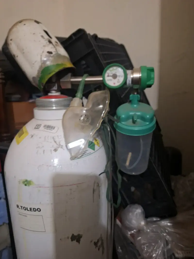 Cilindro de oxígeno con regulador y máscara