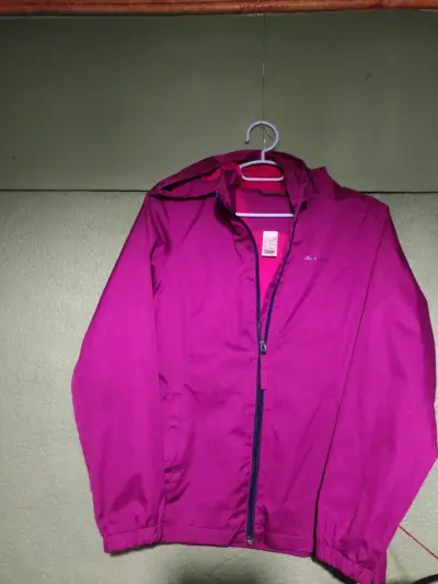 Chaqueta impermeable fucsia con capucha para mujer - miniatura 1