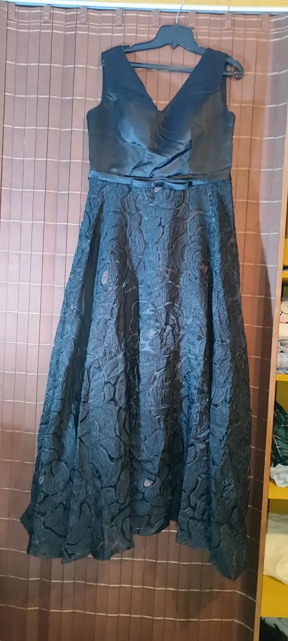 Vestido largo elegante negro con diseño floral