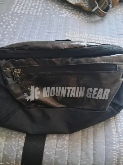 Riñonera negra Mountain Gear con múltiples bolsillos - miniatura 1