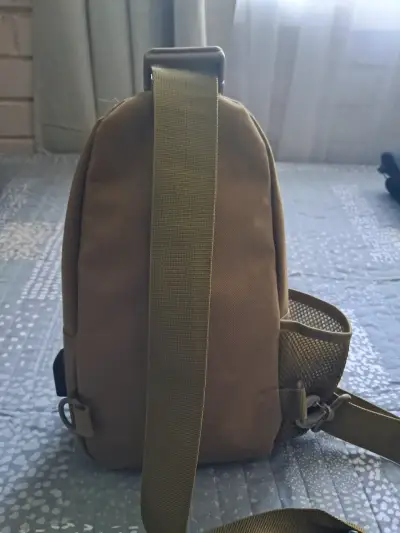 Mochila táctica cruzada color caqui - miniatura 2