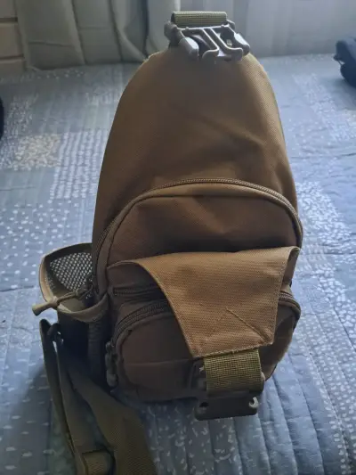 Mochila táctica cruzada color caqui - miniatura 3