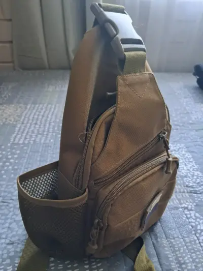 Mochila táctica cruzada color caqui - miniatura 4