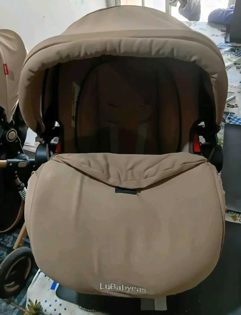Coche de bebé LuBabys con capota beige - 2