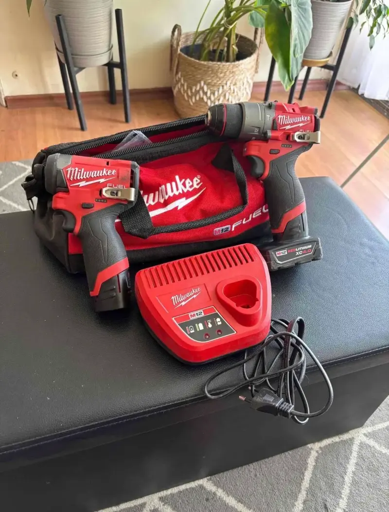 Kit de herramientas Milwaukee M12 Fuel con taladro y atornillador