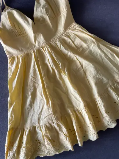 Vestido amarillo con tirantes y bordado - miniatura 1