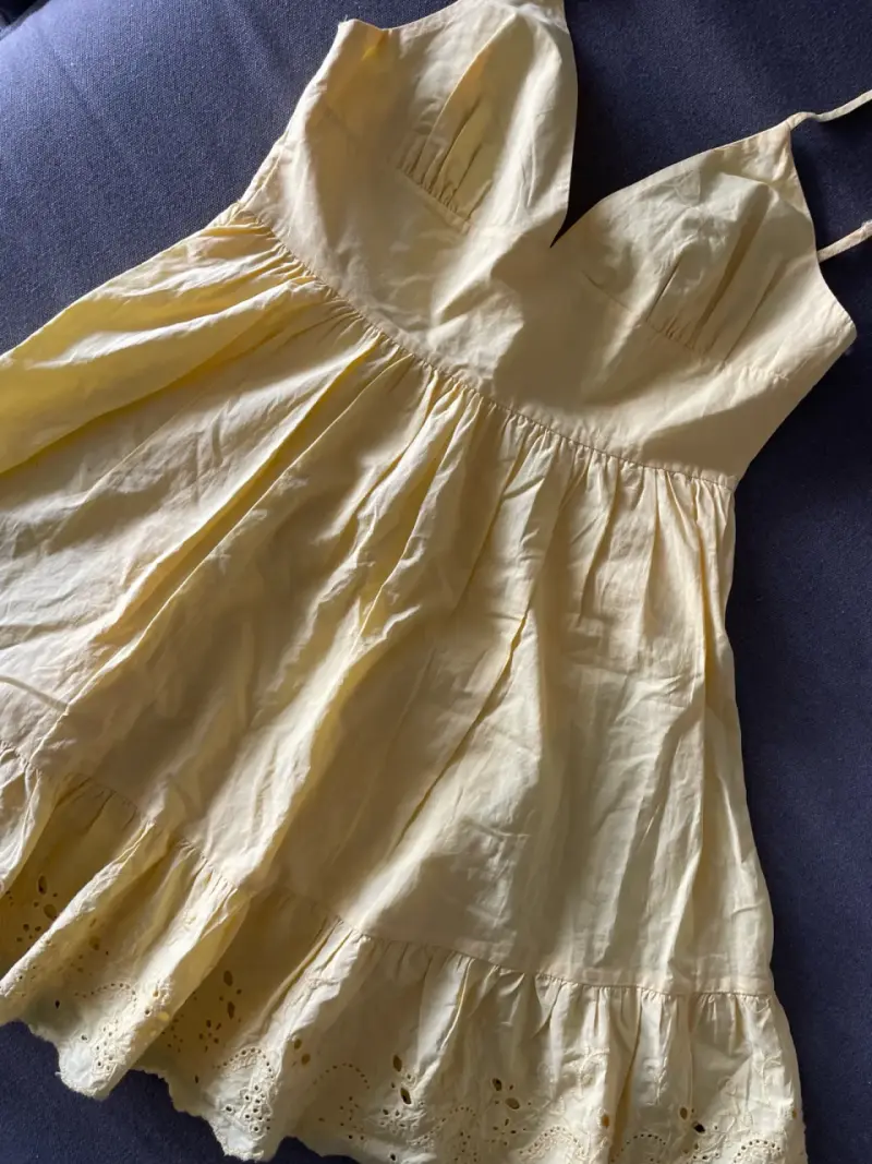 Vestido amarillo con tirantes y bordado - 2