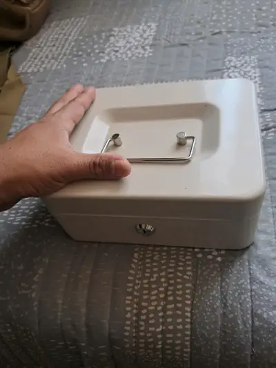 Caja de seguridad metálica con cerradura - miniatura 1