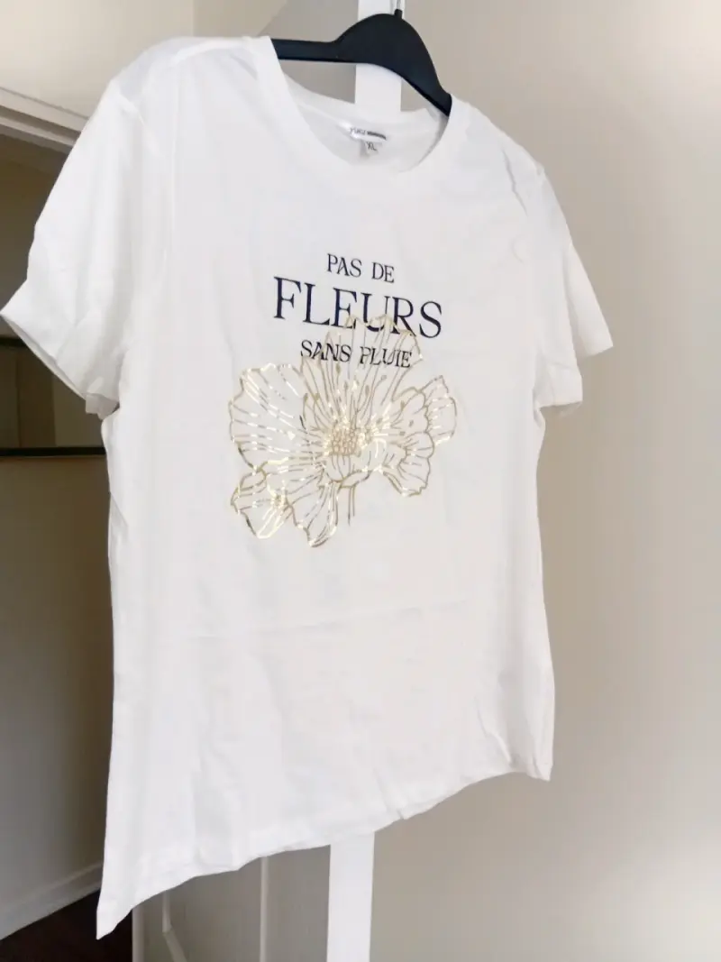 Polera T M blanca con diseño floral dorado - 1
