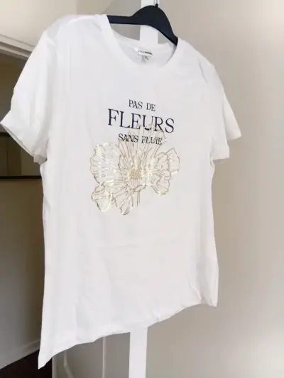 Polera T M blanca con diseño floral dorado - miniatura 1