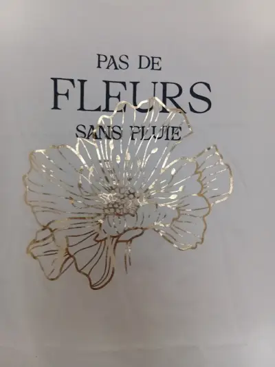 Polera T M blanca con diseño floral dorado - miniatura 2