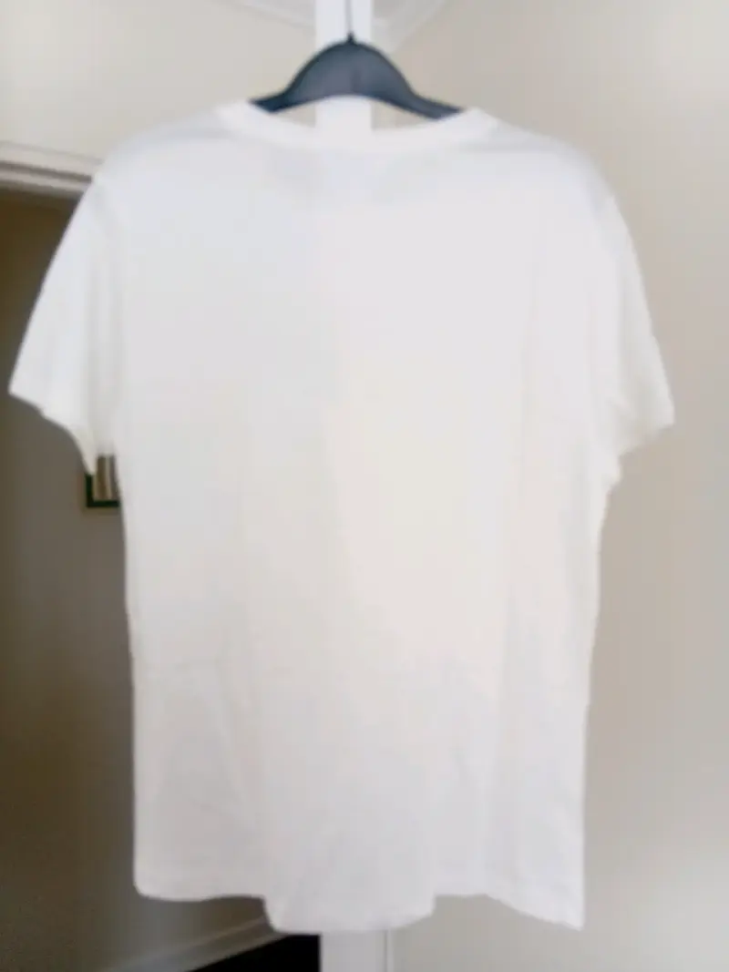 Polera T M blanca con diseño floral dorado - 3