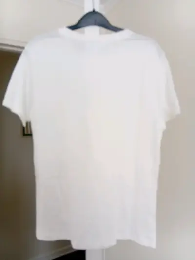 Polera T M blanca con diseño floral dorado - miniatura 3