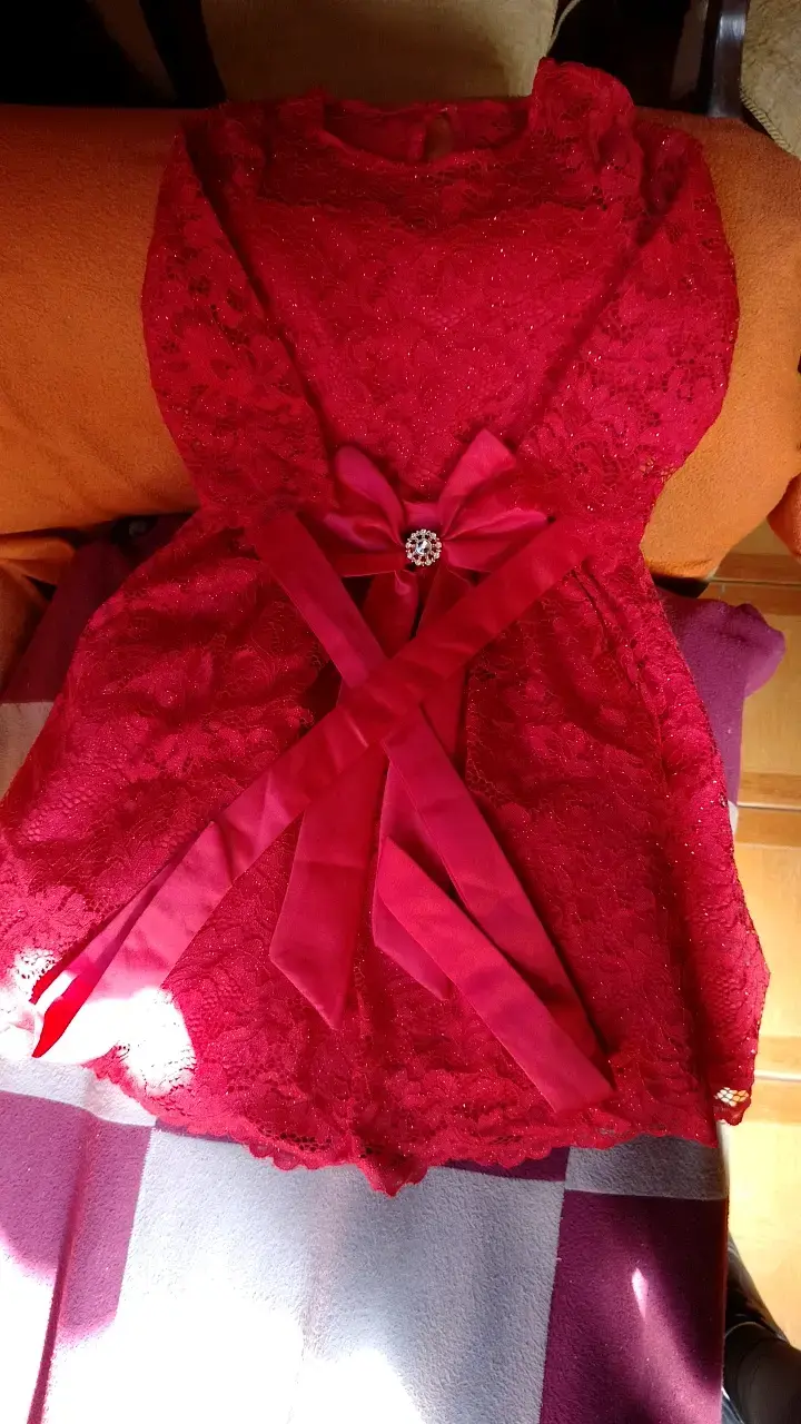 Vestido de encaje rojo con lazo decorativo