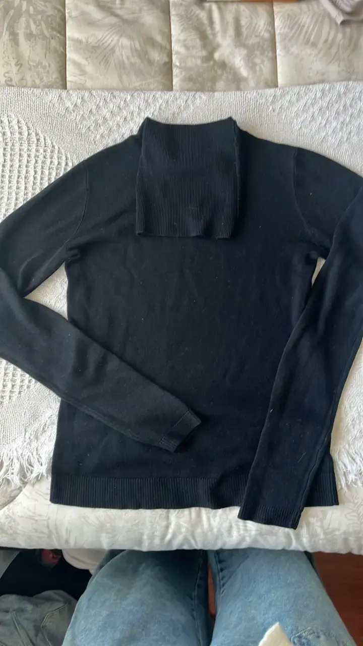 Suéter negro de cuello alto para mujer