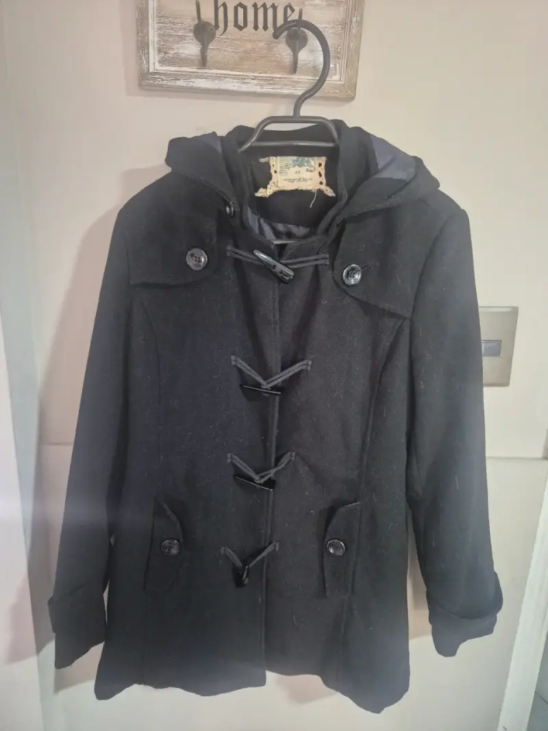 Abrigo negro con capucha y botones decorativos