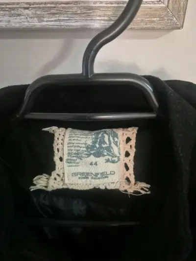 Abrigo negro con capucha y botones decorativos - miniatura 2