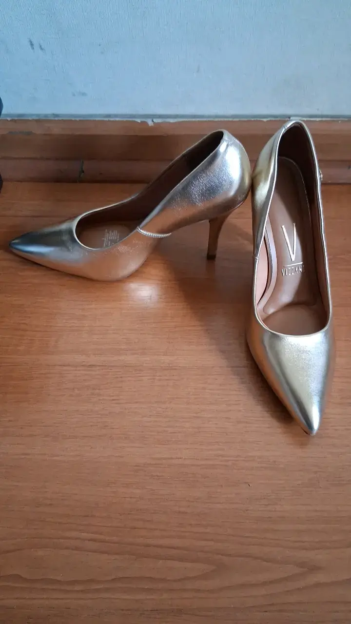 Tacones dorados elegantes Vizzano