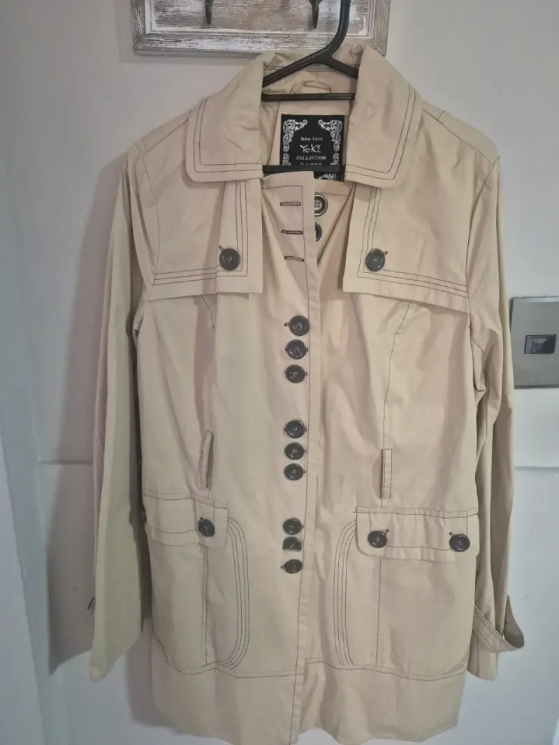 Abrigo beige de mujer con botones Yoki