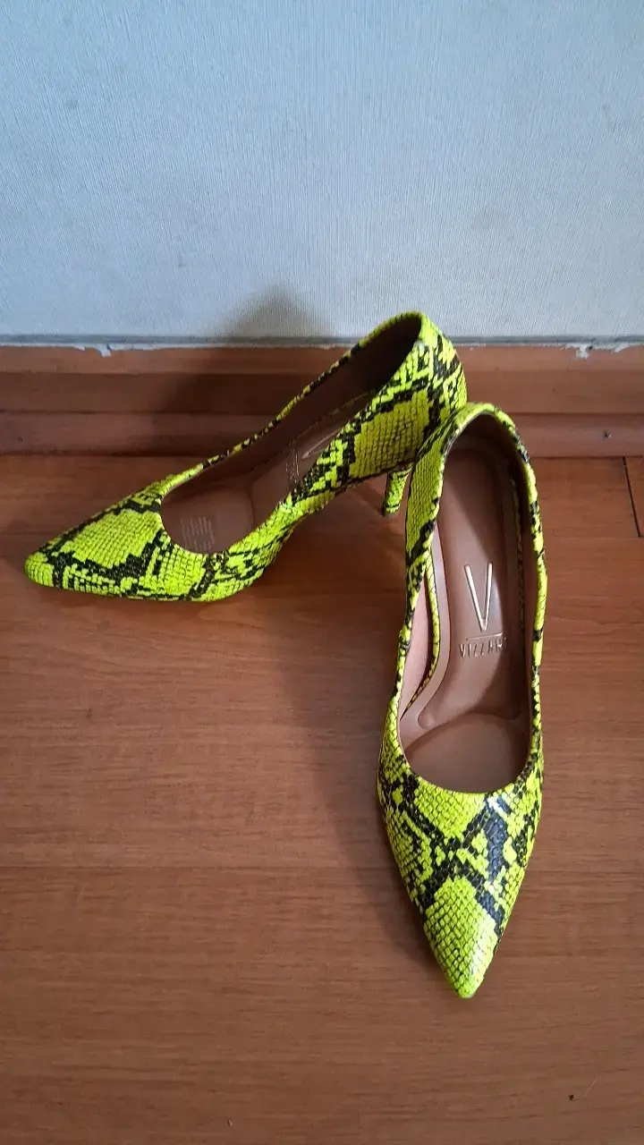 Tacones amarillos con estampado de serpiente Vizzano