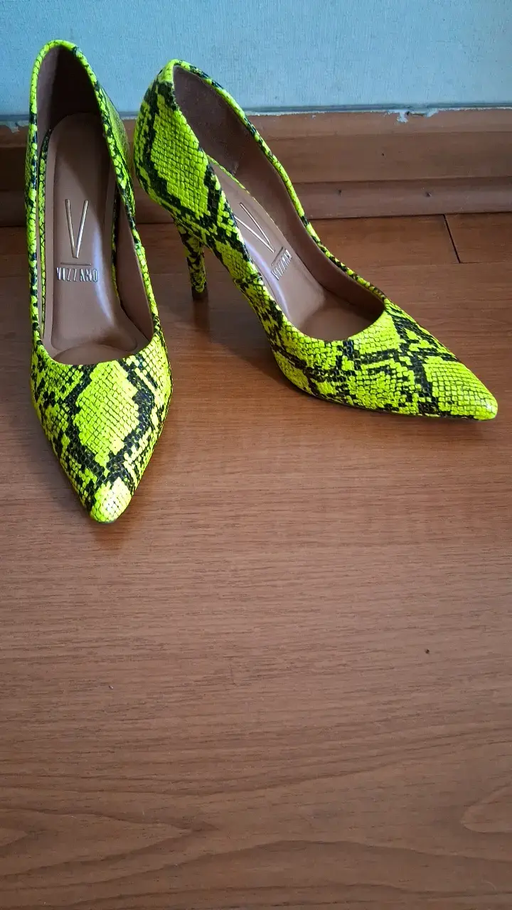 Tacones amarillos con estampado de serpiente Vizzano - 2