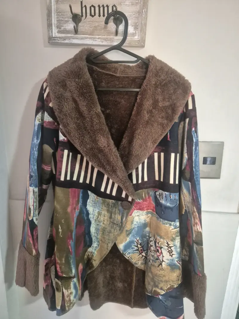 Abrigo de mujer con diseño artístico y forro de felpa