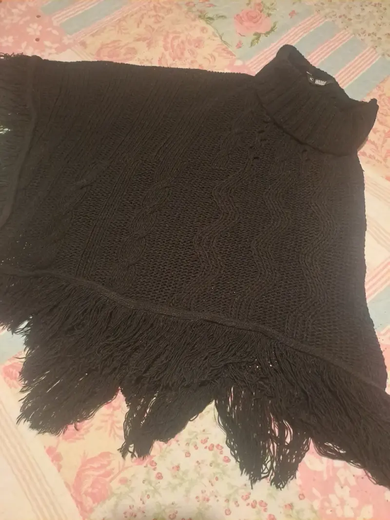 Poncho de lana negro con flecos