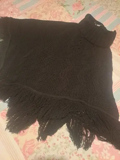 Poncho de lana negro con flecos - miniatura 1