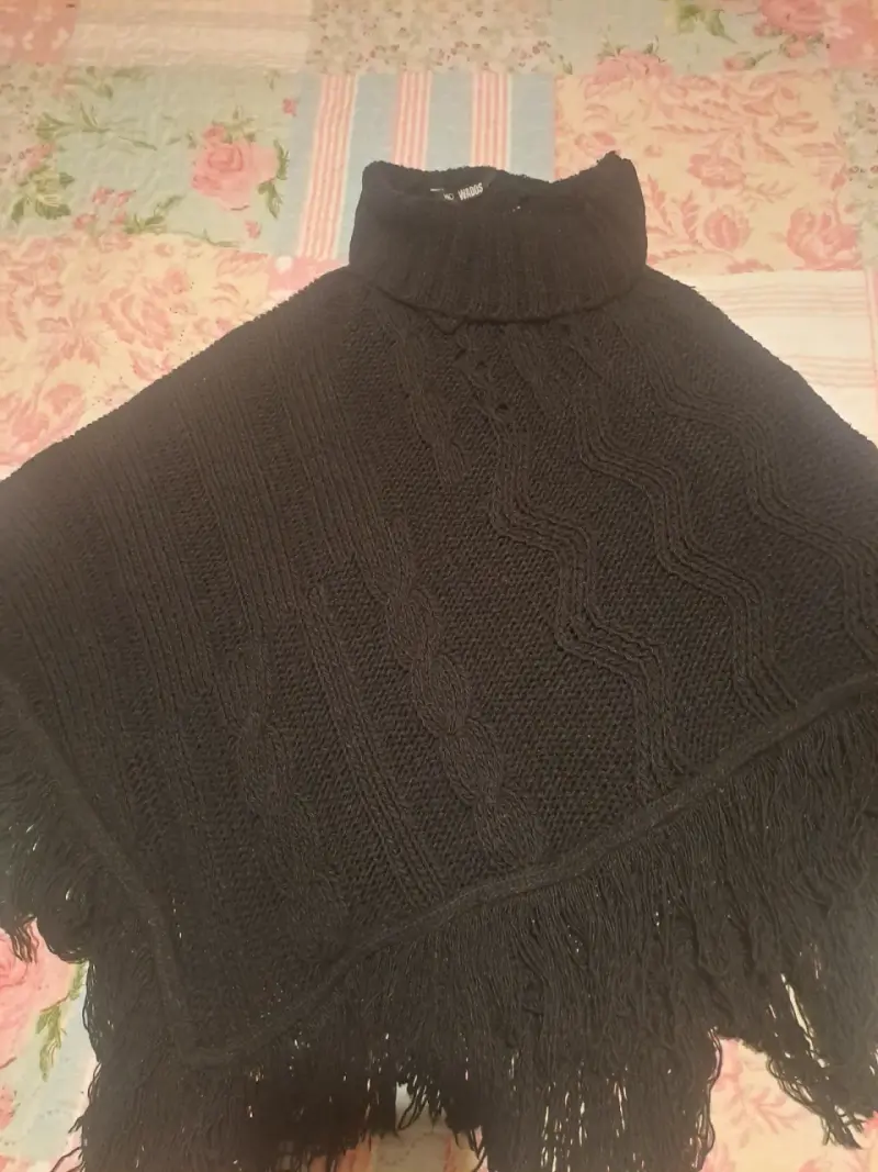 Poncho de lana negro con flecos - 2