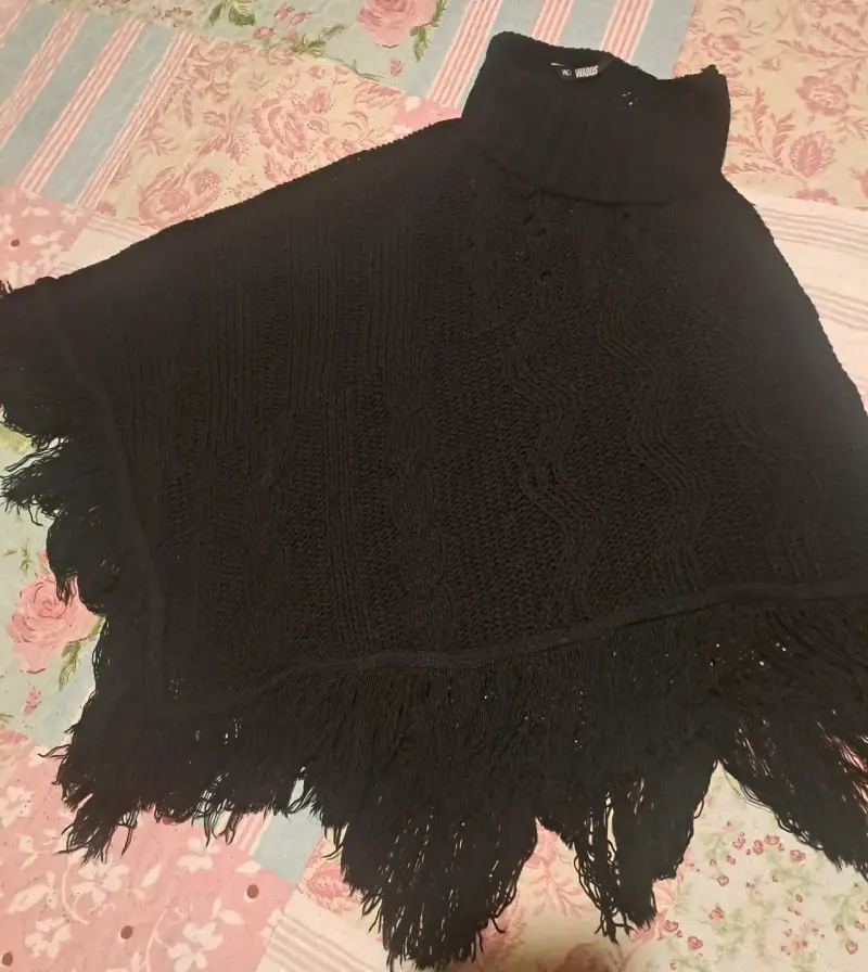 Poncho de lana negro con flecos - 3