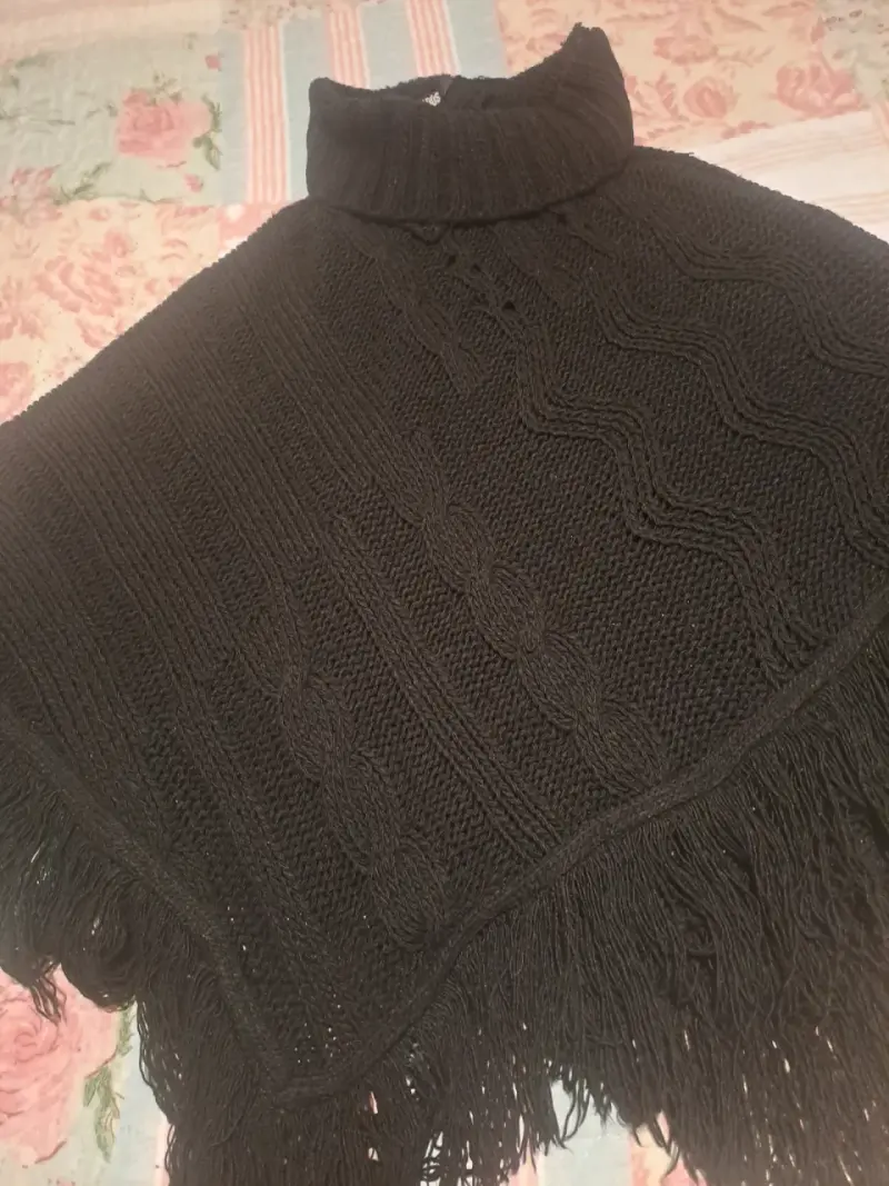 Poncho de lana negro con flecos - 4