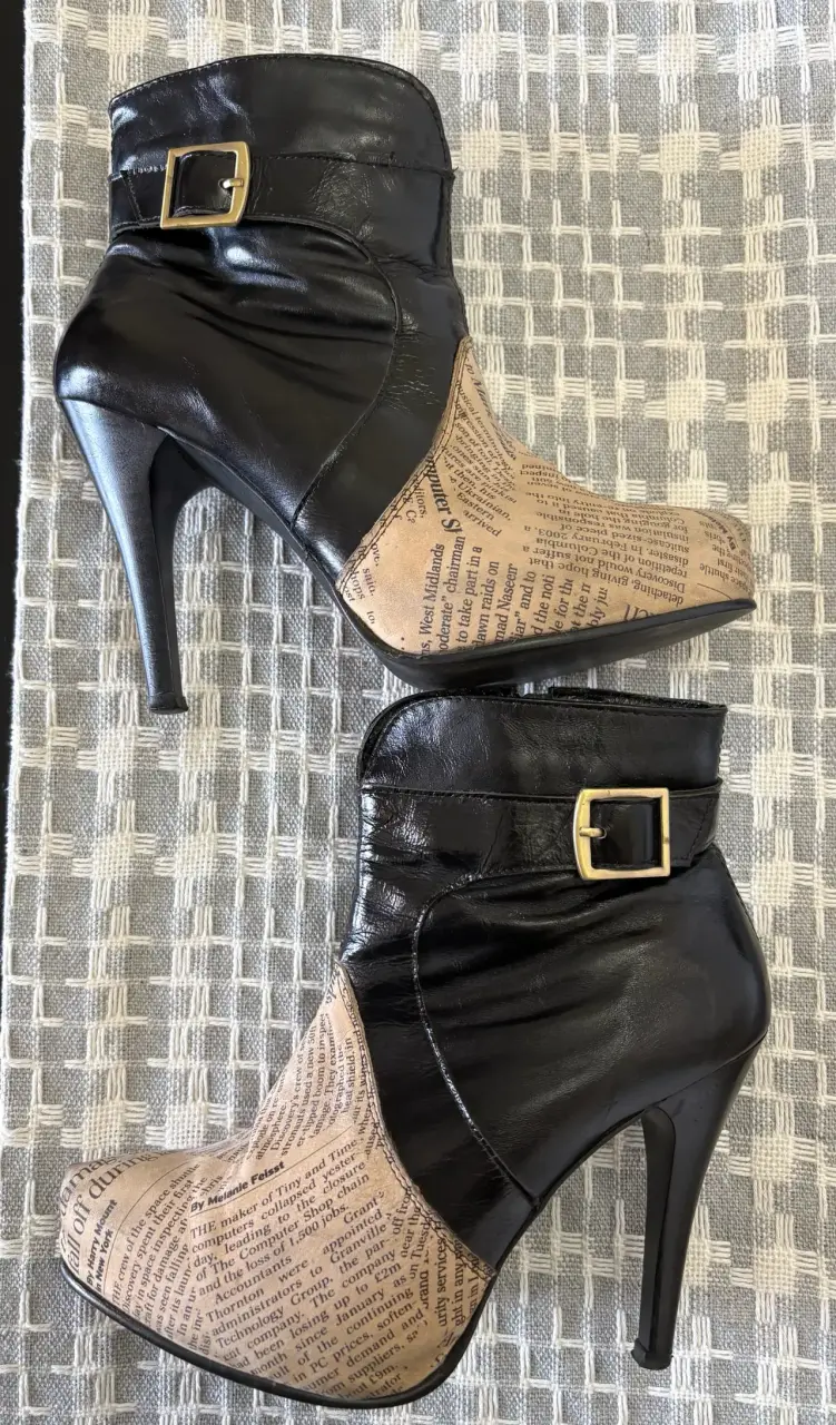 Botines de tacón alto con diseño de periódico - 1