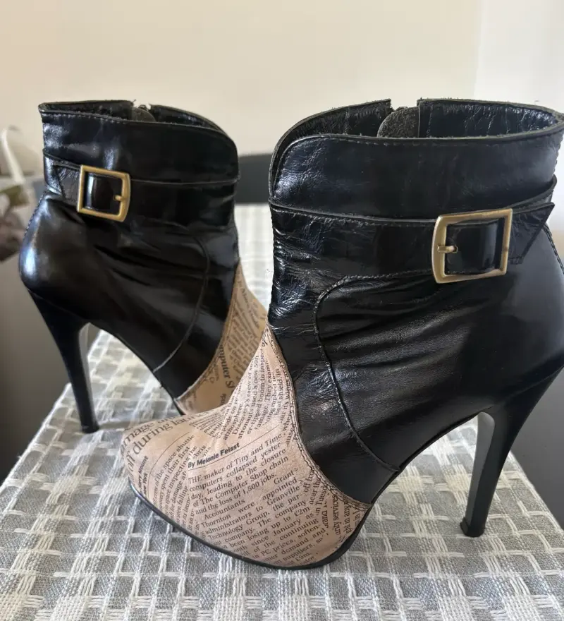 Botines de tacón alto con diseño de periódico - 2