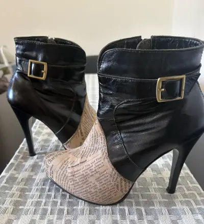 Botines de tacón alto con diseño de periódico - miniatura 2