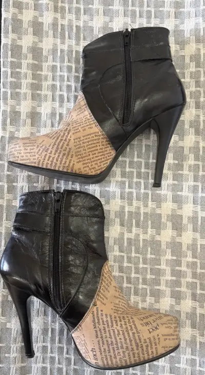 Botines de tacón alto con diseño de periódico - miniatura 3