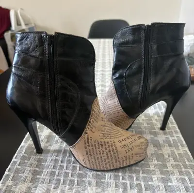 Botines de tacón alto con diseño de periódico - miniatura 4