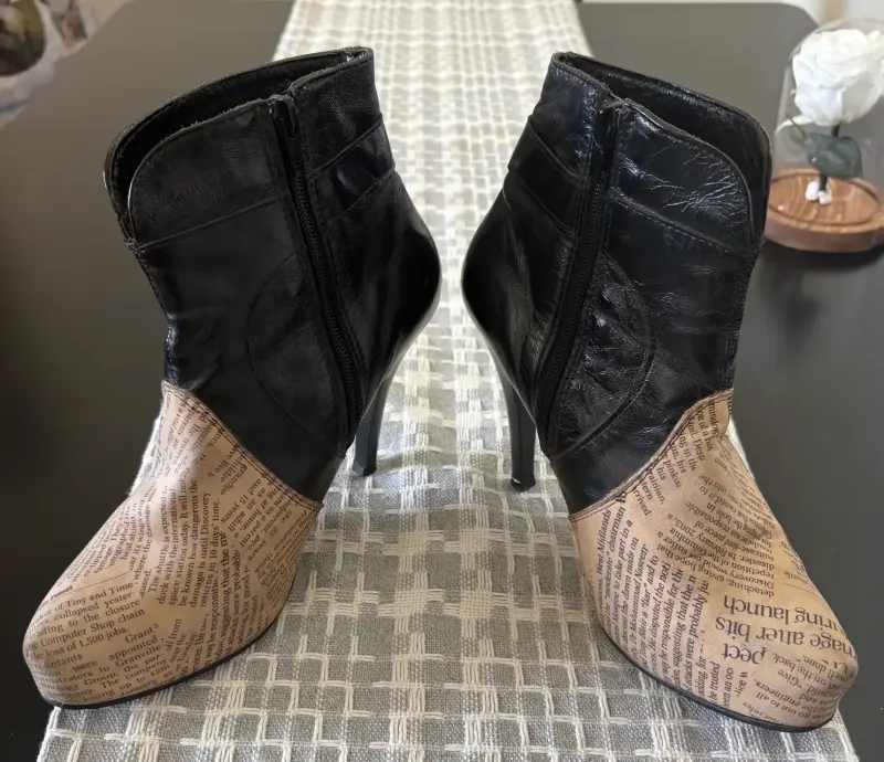 Botines de tacón alto con diseño de periódico - 5