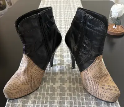 Botines de tacón alto con diseño de periódico - miniatura 5