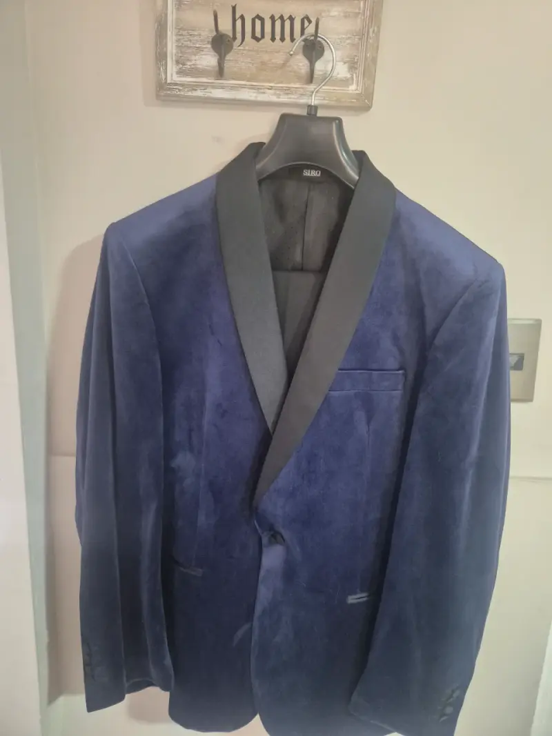 Traje de terciopelo azul con solapa negra