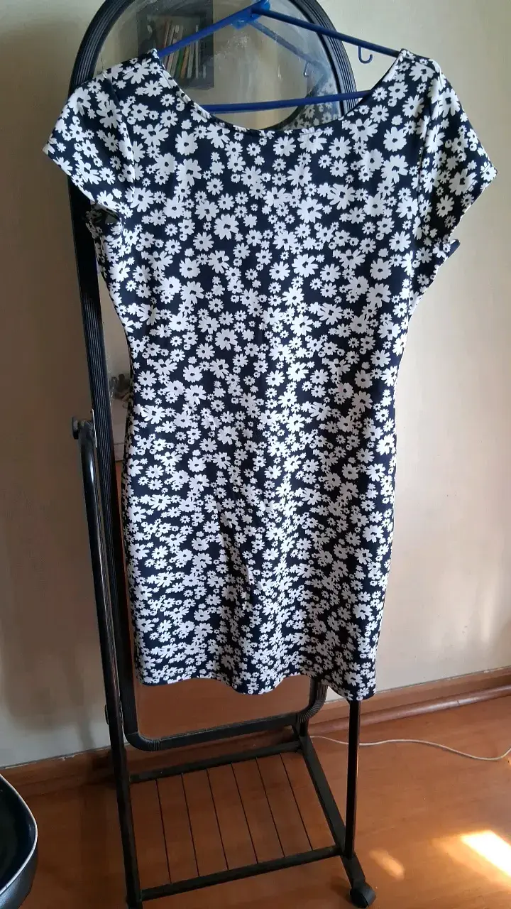 Vestido floral blanco y negro