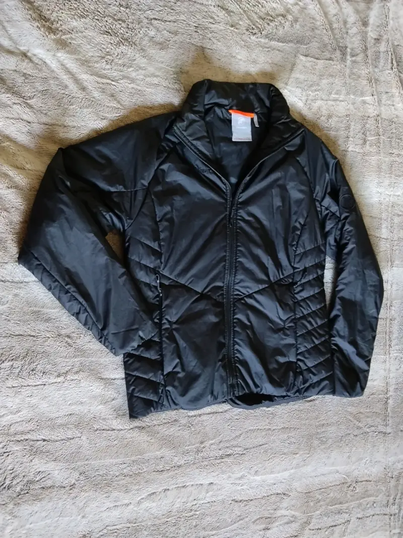 Chaqueta negra acolchada para mujer