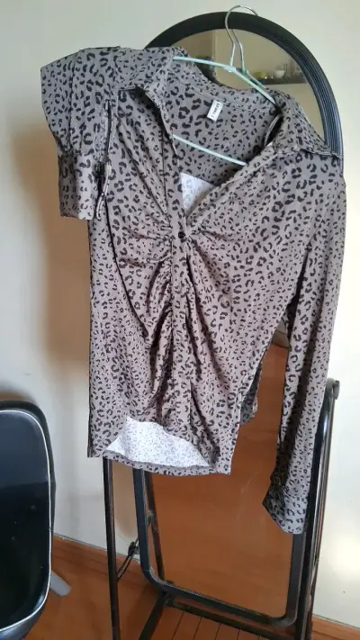 Blusa estampado animal print manga larga - miniatura 1