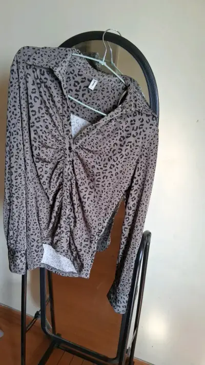 Blusa estampado animal print manga larga - miniatura 2