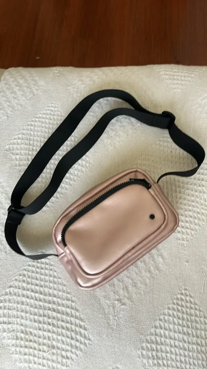 Cartera/ banano rosa metálica con correa ajustable