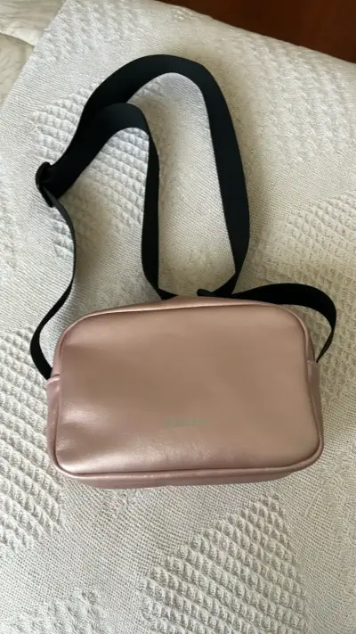 Cartera/ banano rosa metálica con correa ajustable - miniatura 2